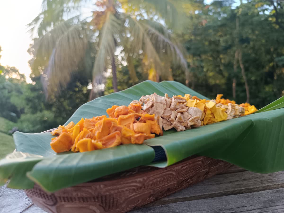 Fruits séchés DryMe mangue et banane sur feuille de bananier